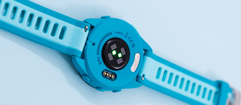 Garmin forerunner 165 pohled zezadu na snímač tepu